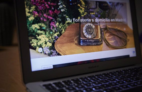ep archivo   un internauta compra por flores a traves de internet en madrid espana
