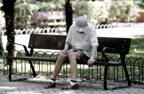 ep archivo   un pensionista descansa en un banco de un parque de madrid 20210520112605