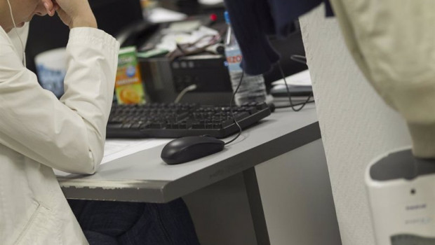 ep archivo - un trabajador en una oficina