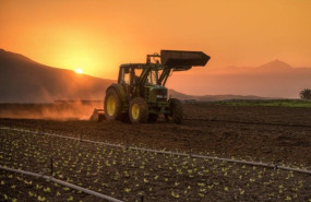 ep archivo   un tractor realiza labores en el campo