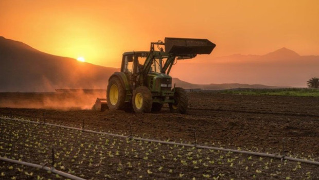 ep archivo   un tractor realiza labores en el campo
