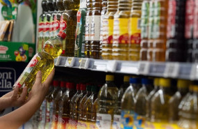 ep archivo   una persona coge una botella de aceite en un supermercado