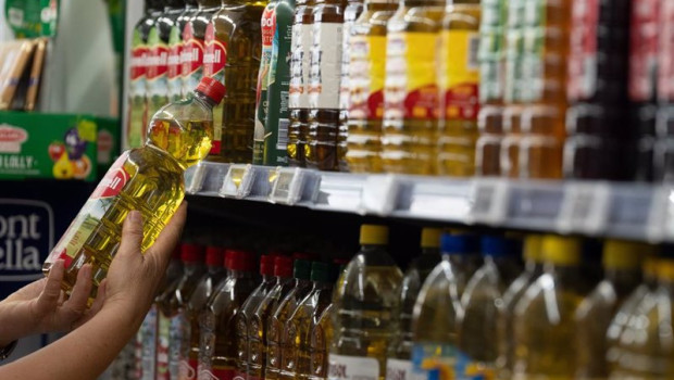 ep archivo   una persona coge una botella de aceite en un supermercado