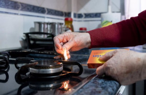 ep archivo una persona enciende un fuego de cocina de gas ep archivo una persona enciende un fuego de cocina de gas