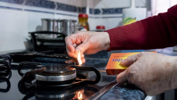ep archivo   una persona enciende un fuego de cocina de gas