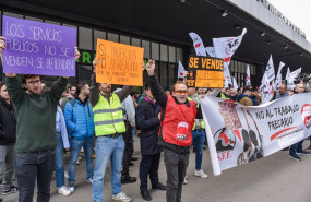 ep archivo   varios trabajadores de renfe y adif con carteles durante una concentracion por la