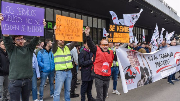 ep archivo varios trabajadores de renfe y adif con carteles durante una concentracion por la ep archivo varios trabajadores de renfe y adif con carteles durante una concentracion por la