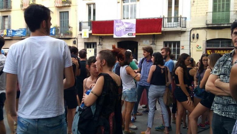 Concentración en la plaza de la Vila de Gràcia contra la violación a una mujer cuando volvía de la Festa Major del barrio barcelonés la madrugada del domingo. | EUROPA PRESS ep concentracionla plazala vilagrciala violacionuna mujervolviala festa majorbarrio barcelonesmadrugadadomingo