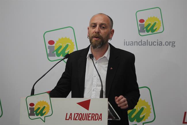 El dirigente de IULV-CA Ernesto Alba, en rueda de prensa | IULV-CA ep dirigenteiulv-ca ernesto alba en ruedaprensa