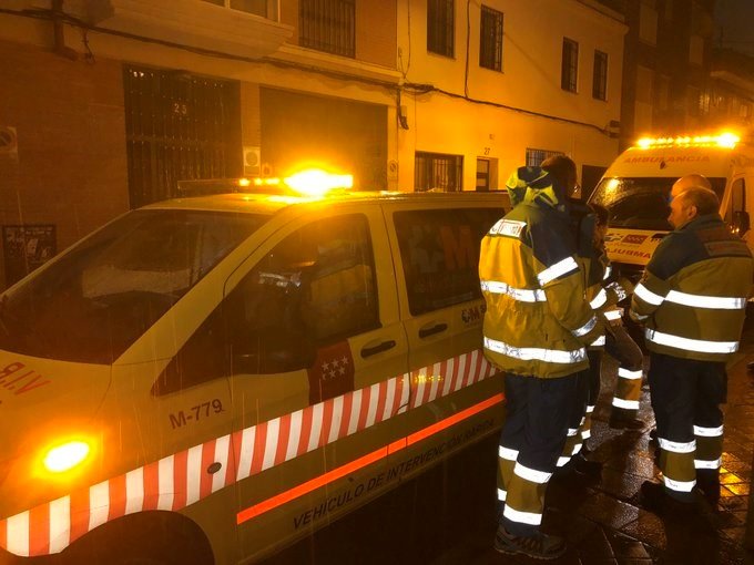 ep efectivos del summa 112 en las afueras del edificio del distrito de carabanchel en el que un ep efectivos del summa 112 en las afueras del edificio del distrito de carabanchel en el que un