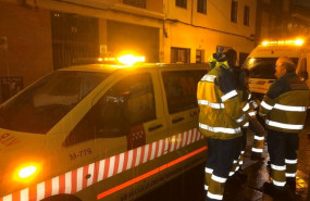 ep efectivos del summa 112 en las afueras del edificio del distrito de carabanchel en el que un