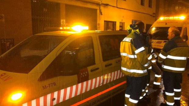 ep efectivos del summa 112 en las afueras del edificio del distrito de carabanchel en el que un