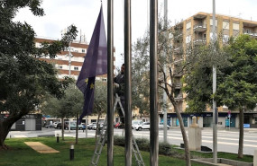 ep el ayuntamiento baja las banderas a media asta