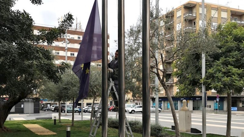 ep el ayuntamiento baja las banderas a media asta