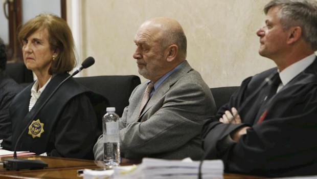ep el juez miguel florit 2i junto a su abogado josep zaforteza 3i durante el juicio al que acude por