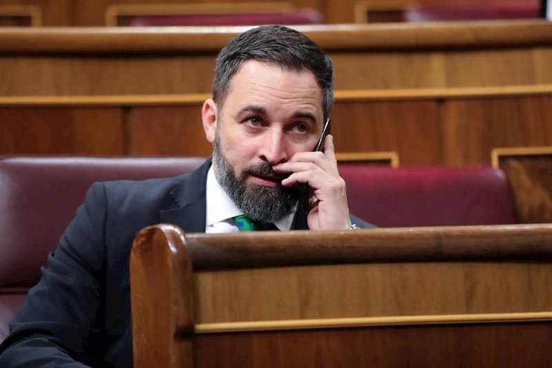 https://img1.s3wfg.com/web/img/images_uploaded/b/7/ep_el_presidente_de_vox_santiago_abascal_habla_por_telefono_desde_su_escano_momentos_antes_de.jpg