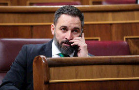 ep el presidente de vox santiago abascal habla por telefono desde su escano momentos antes de