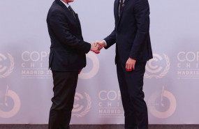 ep el presidente del gobierno en funciones pedro sanchez izq saluda al presidente del parlamento