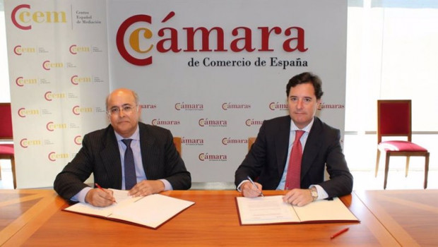 ep el secretario general de la camara de comercio de espana alfonso diaz ambrona y el secretario