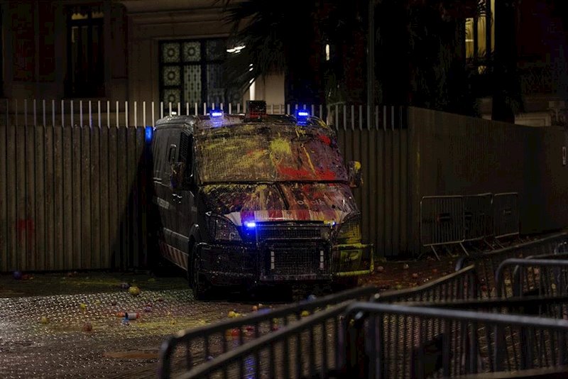 Furgón de los Mossos d'Esquadra después de que manifestantes arrojaran globos con pintura a la Conselleria de Interior de la Generalitat, en una manifestación convocada por CDR Catalunya, en (Barcelona/Cataluña/España) a 21 de octubre de 2019. | David Zorrakino - Europa Press ep espana a 21 de octubre de 2019