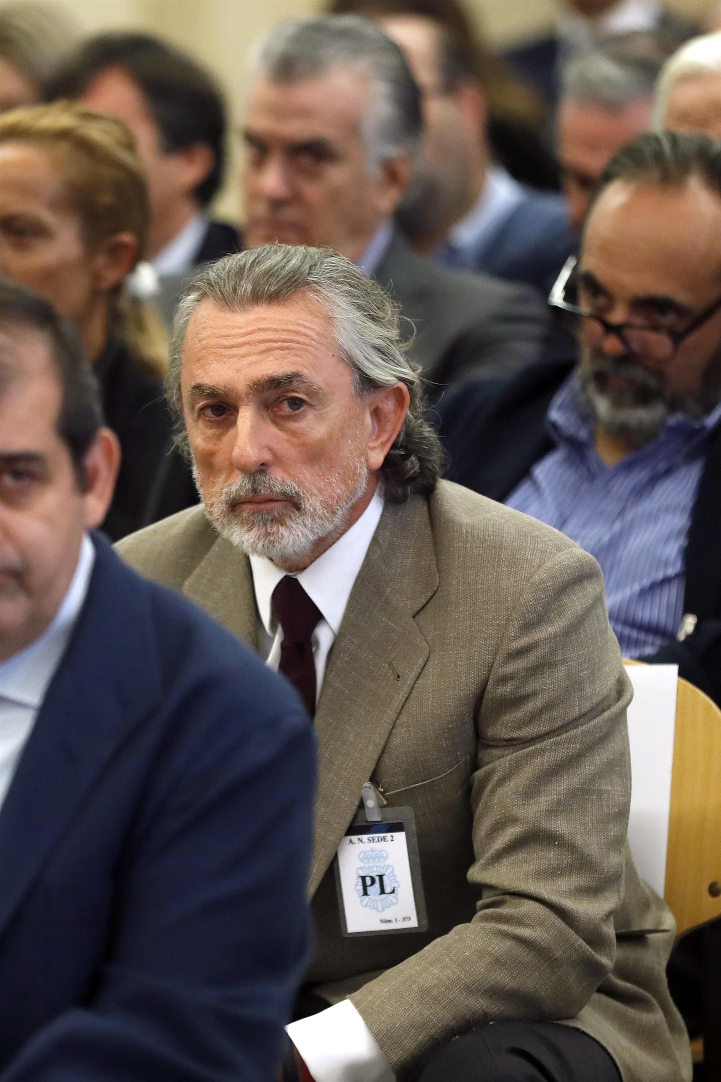 El extesorero del PP Luis Bárcenas (c), junto a Francisco Correa (abajo) | POOL ep extesoreropp luis barcenas c juntofrancisco correa abajo