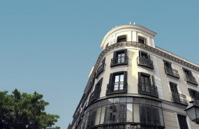 ep fachada del numero 1 de la calle velarde en el centro de madrid