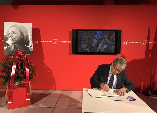 Francesc Homs firma el libro de condolencias a Carme Chacón | EUROPA PRESS ep francesc homs firmalibrocondolenciascarme chacon