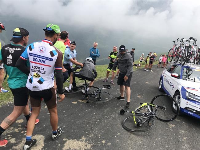 ep froome sufreplacajeun policia caminoautobussu equipo