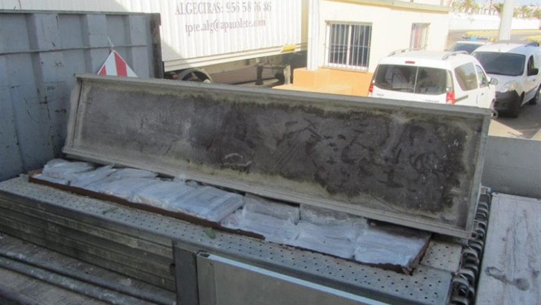 Hachís oculto entre andamios en un camión interceptado en Ceuta | GUARDIA CIVIL ep hachis ocultoandamiosun camion interceptadoceuta