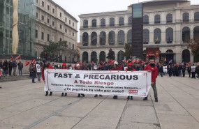 ep imagen de los trabajadores del sector de comida rapida en una concentracion frente al museo reina