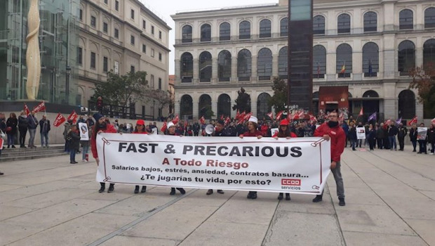 ep imagen de los trabajadores del sector de comida rapida en una concentracion frente al museo reina