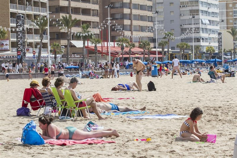 ep imagen de una playa de benidorm en semana santa