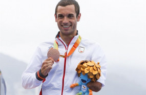 ep jairo ruiz con su medalla de bronce paralimpica de rio 2016