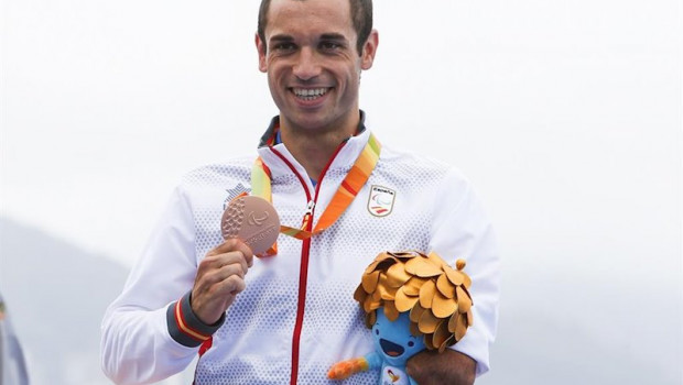 ep jairo ruiz con su medalla de bronce paralimpica de rio 2016
