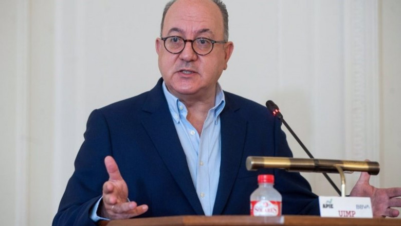 Jose María Roldán, presidente de la Asociación Española de Banca (AEB), durante su intervención en el curso de economía organizado por la APIE en la UIMP de Santander. | APIE ep jose maria roldan presidente de la asociacion espanola de banca aeb durante su intervencion en el