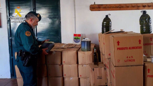 ep la guardia civil interviene en huelva 2500 litros aceite lampante que querian vender como de