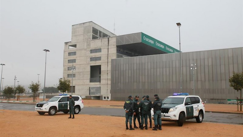 La Guardia Civil registra el estadio del Córdoba CF. Las autoridades han emprendido una operación contra Jesús León, presidente y máximo accionista de la entidad andaluza, en el contexto de una querella por presunta apropiación indebida. | Enrique Gómez - Europa Press ep la guardia civil registra el estadio del cordoba cf las autoridades han emprendido una operacion