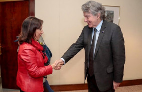 ep la ministra de defensa margarita robles con el comisario de comercio interior de la union de
