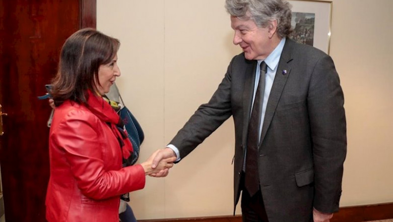 ep la ministra de defensa margarita robles con el comisario de comercio interior de la union de