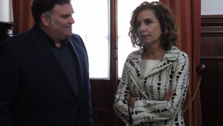 La ministra de Hacienda y Función Pública, María Jesús Montero, durante su visita al Ayuntamiento de Morón de la Frontera (Sevilla) | DELEGACIÓN DEL GOBIERNO ep la ministra de hacienda y funcion publica maria jesus montero durante su visita al ayuntamiento