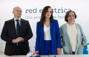 ep la presidenta no ejecutiva de redeia beatriz corredor el ceo de redeia roberto garcia merino y la