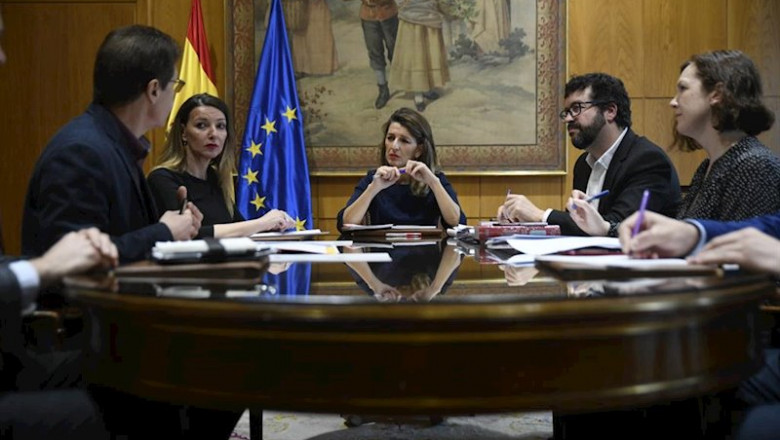 La secretaria general de la unión de autónomos UTAE, María José Landaburu; la ministra de Trabajo y Economía Social, Yolanda Díaz; el secretario de Estado de Empleo y Seguridad Social, Juaquín Pérez Rey, en una reunión | Óscar Cañas - Europa Press - Archivo ep la secretaria general de la union de autonomos utae maria jose landaburu la ministra de trabajo y