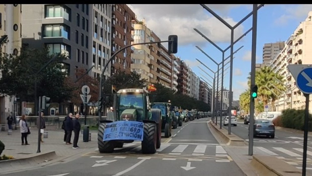 ep los agricultores protestan nuevamente con sus tractores este lunes por la gran via de logrono