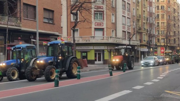 ep los tractores estan provocando trafico lento en las principales calles de logrono como en este