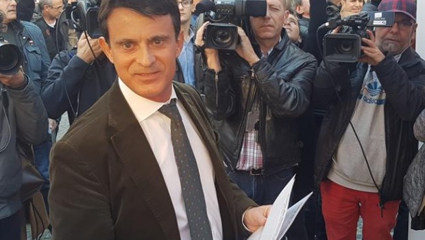 ep manuel valls intervieneun actobarrioravalbarcelona