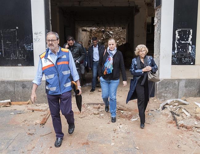 Manuela Carmena, Javier Barbero y Esther Gómez en el derrumbe | AYUNTAMIENTO DE MADRID ep manuela carmena javier barberoesther gomezderrumbe