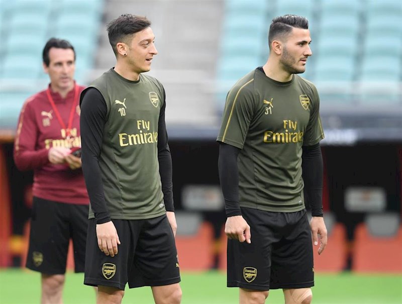 ep mesut ozil y sead kolasinac jugadores del arsenal