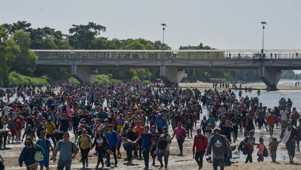 ep migrantes en la frontera entre guatemala y mexico imagen de archivo