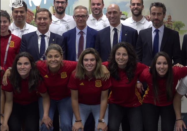 El ministro José Guirao recibe a la selección femenina en Rusia | RFEF ep ministro jose guirao recibela seleccion femeninarusia