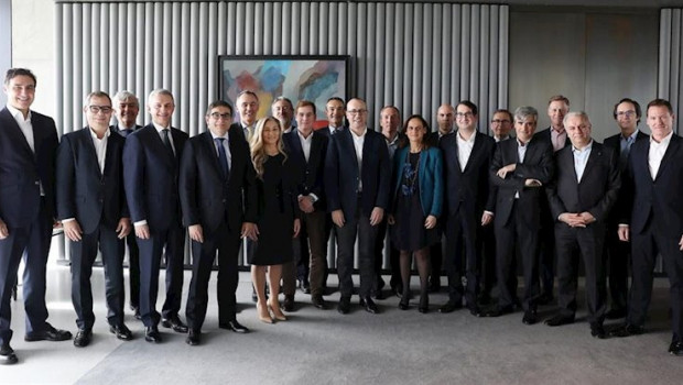 ep onur gen se reune con el equipo de bbva en espana